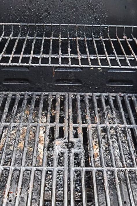 Get ready for summer BBQs with this easy grill cleaning hack. Whether you have a gas or charcoal grill this grill cleaning tip is sure to get off all the grime and sticky grease. #grillcleaning #summerbbq #grillcleaninghacks Grill Cleaning Hacks, Cleaning Hacks Vinegar, Diy Glass Cleaner, Homemade All Purpose Cleaner, Easy Grill, Homemade Glass Cleaner, Homemade Bleach, Paint Stirrers, Grill Cleaning