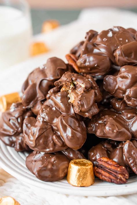 Pecan Turtles Recipe, Crockpot Candy Recipes, Turtle Candy, Turtle Recipe, Chocolate Covered Pecans, Rolo Candy, Crockpot Christmas, Turtles Candy, Easy Christmas Candy Recipes