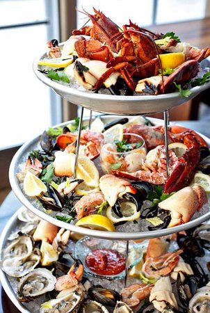 Seafood Tower, Seafood Platter, God Mat, Think Food, Food Platters, Seafood Dishes, Wedding Food, Fish And Seafood, Seafood Recipes