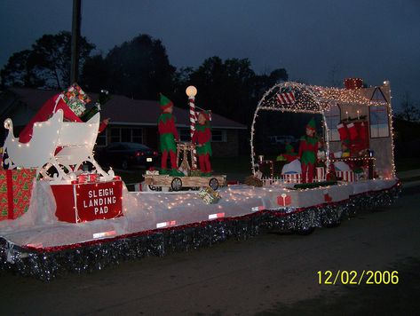 Holiday Parade Floats, Parade Float Ideas, Christmas Parade Floats, Cute Christmas Ideas, Holiday Parades, Gag Gifts Christmas, Wedding Entrance Decor, Christmas Golf, Christmas Dance