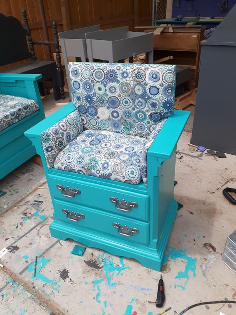 Nightstand chair transformation – Quinnfiredesign Drawers Repurposed Diy, Drawers Repurposed, Diy Hammock, Old Drawers, Diy Nightstand, Cushions To Make, Diy Furniture Renovation, Reading Chair, Furniture Renovation