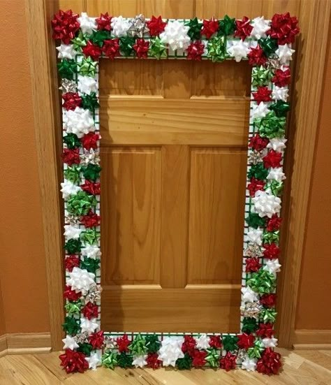 Christmas Door Photo Booth, Christmas Party Picture Frame, Holiday Booth Ideas, Christmas Party Photo Booth Ideas, Christmas Party Decor Diy, Christmas Photo Frame Diy, Christmas Photo Frame Ideas, Christmas Props For Pictures, Easy Christmas Photo Backdrop