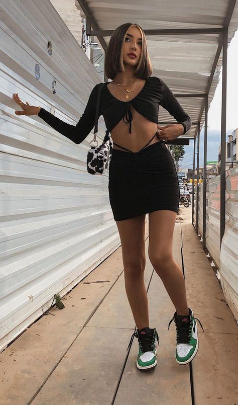 Conjuntinho all black com cropped e saia, tênis air jordan verde Club Outfits Sneakers, Outfits With Air Jordans, Air Jordan Outfit, Jordans Sneakers Outfit, 90s Fashion Outfits Hip Hop Party, Rok Mini, Air Jordans Women, Casual Party Outfit, Sneakers Street Style