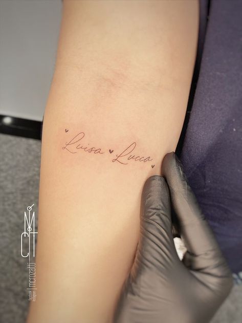 Tattoo Of Names Woman, Tatuaje Hijos Ideas, Tattoo Ideas With Kids Names, Tattoo For Your Kids, 2 Name Tattoo Ideas, Children Name Tattoo Ideas For Women, Mom Of 2 Tattoo, Two Name Tattoo Ideas, Kids Names Tattoo