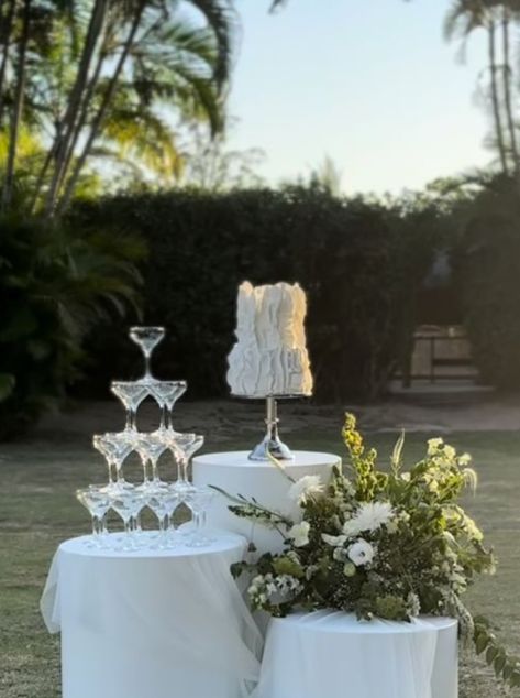 Wedding Entrance Drinks Table, One Color Wedding, Small Classy Wedding Ideas, Bridal Shower Luxury, Tuscan Wedding Aesthetic, Elegant Black Tie Wedding Decor, Summer 2025 Wedding, Small Civil Wedding Ideas, Diy Wedding Tables