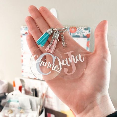 Winnie & Me Accesories & Gifts on Instagram: "Two matching keychains for two bffs 👭 Link in bio 💕 • • • #10dollargifts #giftsforsweet16 #giftsforteenagers #winnieandme #giftsforteens #pinterestworthy #personalizedkeychain #namekeychain #shopwinnieandme #personalizedkeychains #EtsySellersOfInstagram #customizablekeychain #namekeychainsgift #namekeychains #customizedkeychain #customizedkeychains #lessiswore10k #etsyshop #shopifyshop" Keychain Cricut, 10 Dollar Gifts, Keychain Ideas, Round Keychain, Matching Keychains, Personalized Keychain, Custom Keychain, Gifts For Teens, Alex And Ani Charm Bracelet