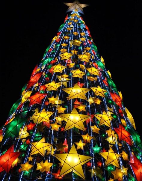 Check out this fun Christmas tree made from #parol!  || #LittlePassports #Christmas around the #world Philippine Christmas Tree, Pinoy Christmas, Paskong Pinoy Christmas Decorations, Filipino Christmas Tree, Filipino Christmas Decorations, Paskong Pinoy, Christmas In The Philippines, Christmas Parol, Cross Christmas Tree