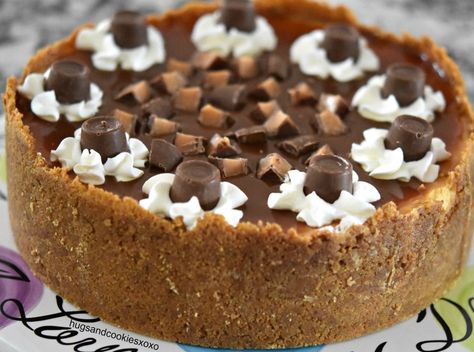 Rolo Caramel Cheesecake Caramel Topping Recipe, Rolo Cheesecake, Chocolate Chip Cheesecake, Caramel Cheesecake, Layered Cake, Bake Desserts, Caramel Recipes, Melting Chocolate Chips, Homemade Caramel