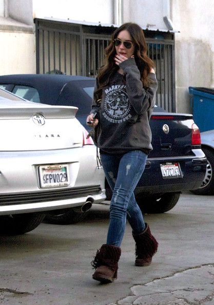 Megan Fox 2000s Outfits, Megan Fox Casual, Feminine Essentials, Megan Fox Outfits, Megan Fox Style, Fox Photos, Megan Denise Fox, Fuzzy Boots, Outfits 2000s