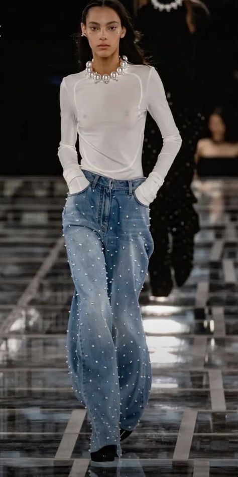 Pearl Jeans Outfit, Denim And Pearls Outfits, London Fashion Week Street Style, Gown Inspiration, Style Casual Chic, Denim Chic, Embellished Jeans, Outfit Jeans, Fashion 2024