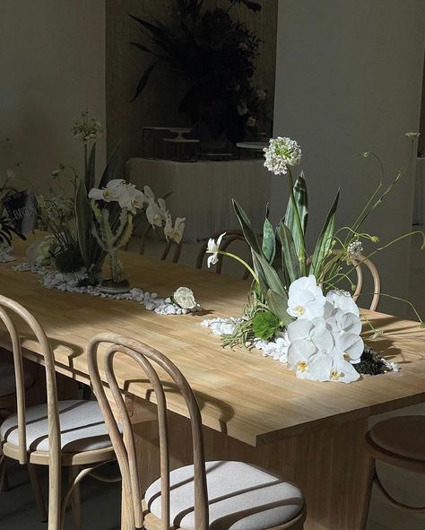 Simple Wedding Table, White Tablescape, White Centerpiece, Flower Installation, Bali Wedding, Forest Wedding, Table Flowers, Simple White, Planning Ahead