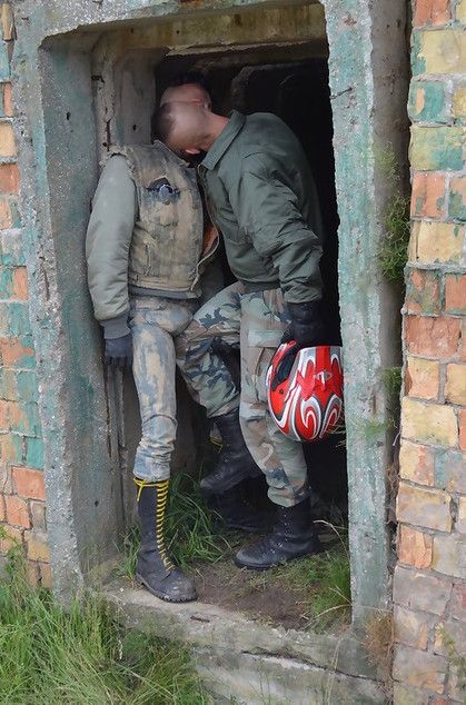 Skinhead Boots, Skinhead Fashion, Hot Army Men, Punk Boots, Men Kissing, Country Men, Army Men, Men In Uniform, Two Men