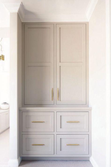 Small Bathroom Storage Cabinet, Beautiful Bathroom Vanity, Bathroom Vanity Style, Italian Living Room, Built In Pantry, Custom Bathroom Vanity, Modern Lamps, Kitchen Pantry Design, New Kitchen Cabinets