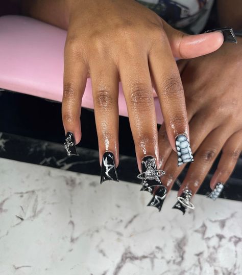 Black Duckies Nails, Black And White Junk Nails, Black Short Nails Design, Nail Inspo With Charms, Nail Designs Black Women, Black Duck Nails, Black And White Nails Short, Chrome Heart Nails, Aespa Concert