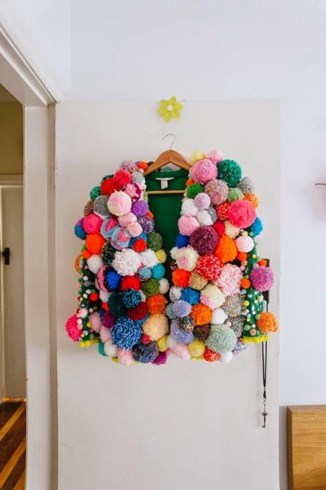 Pom Pom Sweater, Stil Boho, Burning Man, Pom Poms, Kids Crafts, Diy Fashion, Wearable Art, Knitting Pattern, Diy Clothes