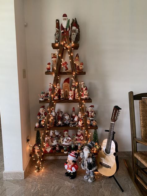 Santa Claus Collection Display, Angel Collection Display Ideas, Snowman Collection Display Ideas, How To Display Santa Collection, Santa Collection Display Ideas, Santa Display Ideas, Santa Display, Santa Collection, Christmas Santas