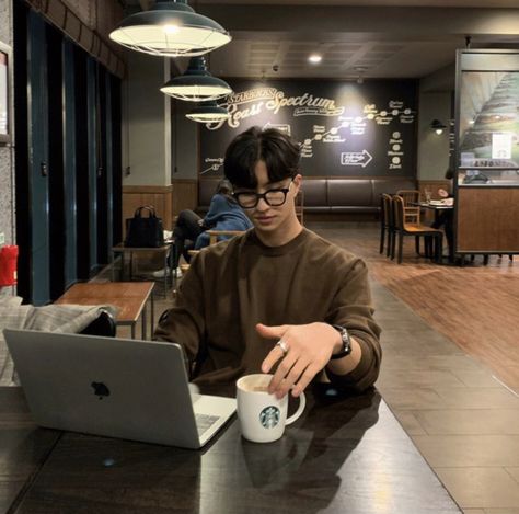 Cafe Pose Ideas Men, Korean Street Fashion Men, Man Cafe, Minimalist Fashion Men, Trendy Boy Outfits, Men Coffee, Coffee Shop Aesthetic, Fotografi Vintage, Men Stylish Dress