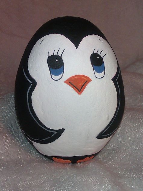 Rockin Penguin.  Definitely has happy feet Easy Diy Paint, Painted Rock Animals, Art Pierre, Paint Rocks, Painted Rock Ideas, Rocks Painted, Rock Painting Ideas Easy, Painted Rocks Diy, Rock Painting Patterns