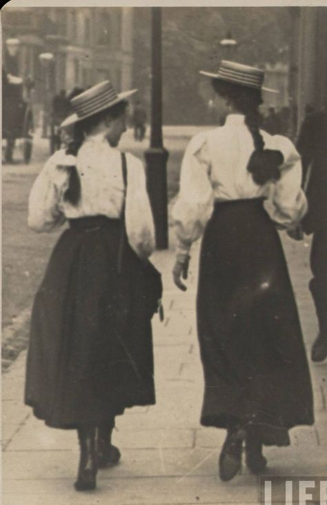 1890s Aesthetic, Edwardian Photos, 1900s Aesthetic, Journeys End, Edwardian England, Fashion Through The Decades, Street Vendors, 1900s Fashion, Old Photography