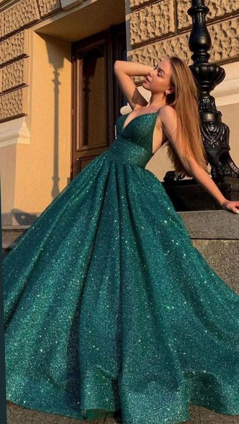 Semi Formal Mujer, Green Ball Gown, Sparkly Prom Dress, Elegant Prom, Stunning Prom Dresses, Prom Ball Gown, Elegant Prom Dresses, Prom Dress Inspiration, Cute Prom Dresses