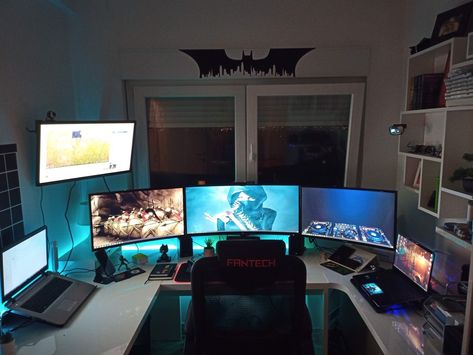 Three Monitor Desk Setup Office, Three Monitor Desk Setup, Batfam Fanfic, Monitors Setup, Best Dual Monitor Setup, Double Monitor Setup, Desktop Ideas, Modern Office Table, Monitor Setup