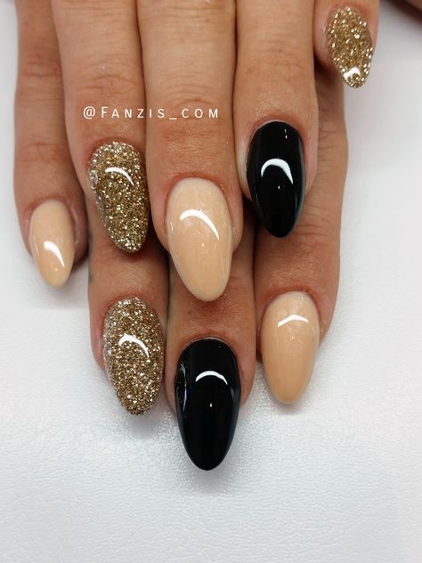 Gold And Black Nails, Nail Design Gold, Do It Yourself Nails, Black Gold Nails, Unghie Sfumate, New Years Eve Nails, Nails Yellow, Nails Matte, Gold Glitter Nails