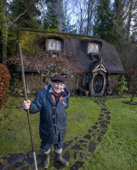 Hobbit Houses Diy, Hobbit Home, Living In A Shed, Old English Cottage, Casa Hobbit, Fairytale House, Off Grid Cabin, Cottage Aesthetic, Fairytale Cottage