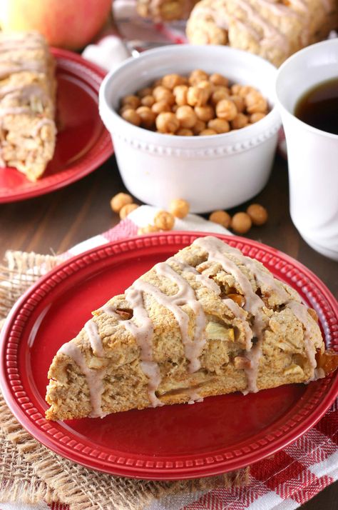 Spice Glazed Caramel Apple Scones - A Kitchen Addiction Walnut Scones, Savory Apple Recipes, Apple Scones, Cinnamon Banana Bread, Scone Recipes, Apple Coffee Cakes, Diy Easy Recipes, Caramel Bits, Breakfast Recipes Sweet