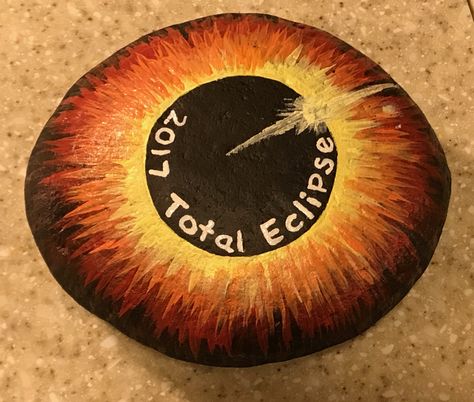 Solar Eclipse Rock Painting, Total Solar Eclipse Crafts, Total Eclipse Painted Rocks, Eclipse Art Project, Eclipse Painting Easy, Eclipse Painted Rocks, Eclipse Painting Ideas, Eclipse Rocks, Eclipse Cake