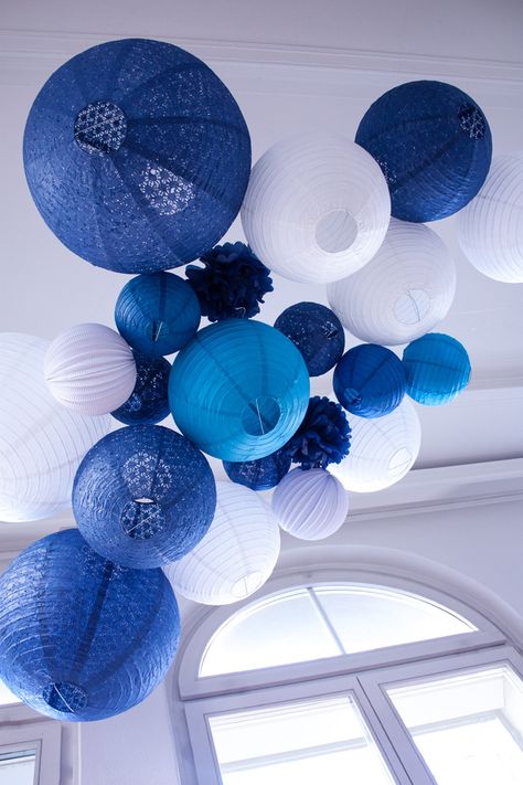 Un décor bleu et blanc pour un mariage en bord de mer : ciel de lanternes chinoises et dentelle bleu marine et blanc  #mariage #mariage2019 #decomariage #boulepapier #mariagemer #borddemer #bleumarine #souslelampion #lanterne #paperlanterns #bleu #blue #mariagebleu #bluewedding Mamma Mia Birthday, Greek Party, Mamma Mia Party, Blue Gold Wedding, Greek Decor, 21 Diner, White Lanterns, בר מצווה, 18th Birthday Party