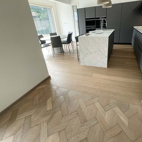 Mansion Weave Vs Basket Weave Two popular parquet patterns that stand out for their timeless appeal are the Mansion Weave and Basket Weave designs. While these patterns share certain visual similarities, they each offer a unique style and atmosphere to any space. Read full story here 👇 https://www.hoffparquet.co.uk/blog/mansion-weave-vs-basket-weave-parquet-flooring-a-detailed-comparison #MansionsWeave #LuxuryFlooring #ParquetDesign #HoffParquet #ClassicParquet #CustomWoodFloors #LuxuryInt... Chevron Parquet, Parquet Design, Luxury Flooring, Flooring Inspiration, The Mansion, Parquet Flooring, Elegant Interiors, Types Of Flooring, Basket Weave