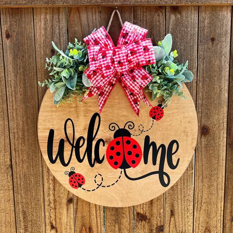 Summer Front Door Decor, Circle Signs, Circle Door, Easter Wood Signs, Welcome Wood Sign, Kitty Crafts, Ladybug Decorations, Spring Front Door, Summer Front Door