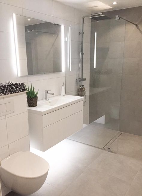 Makeover Kamar Mandi, Small Full Bathroom, Best Bathroom Designs, Small Bathroom Makeover, Glass Bathroom, Bad Design, Bathroom Layout, Shower Remodel, House Bathroom