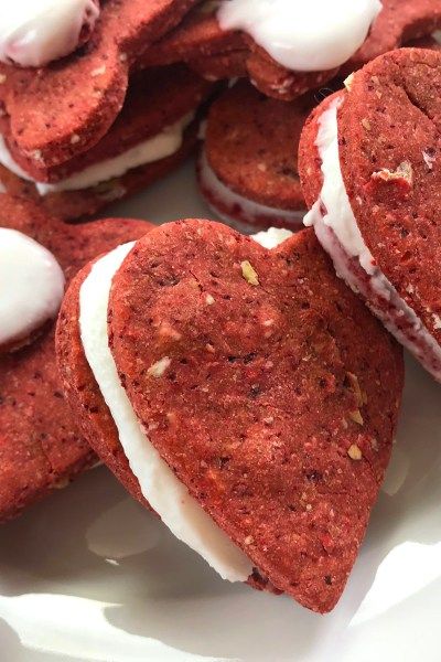 Valentine’s Day Dog Treat Sandwiches Behavior Tips, Homemade Pet Treats, Pet Treats Recipes, Easy Dog Treat Recipes, Dog Biscuit Recipes, Easy Dog Treats, Healthy Dog Treats Homemade, Dog Treats Homemade Recipes, Food Dog