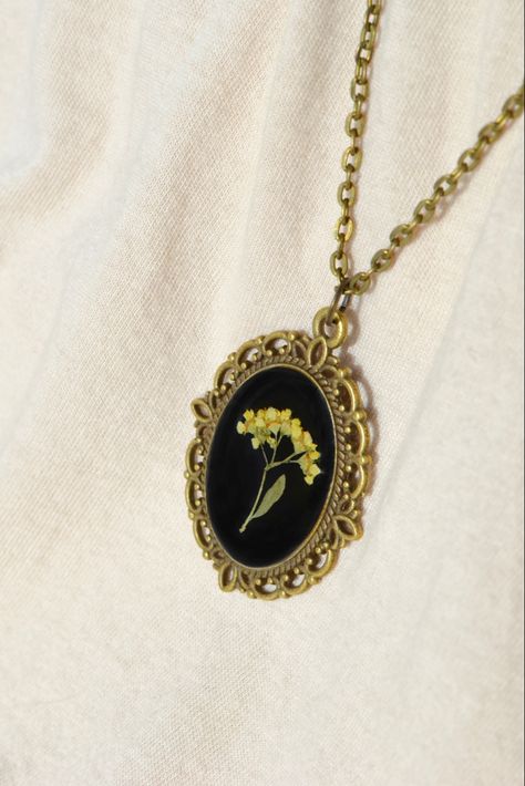 Unique Necklaces Pendant, Dried Flower Pendant, Vintage Flower Jewelry, Victorian Gift Ideas, Flower Locket Necklace, Pressed Flowers Jewelry, Vintage Necklace Victorian, Vintage Necklace Antiques, Victorian Ballroom