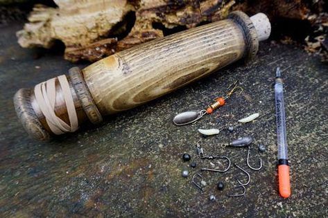 Handmade wooden Hobo Reel with contents available at Beaver Bushcraft. #bushcraftundergroundshelter Bushcraft Backpack, Survival Fishing, Bushcraft Kit, Bushcraft Shelter, Camp Trailer, Bush Craft, Bushcraft Gear, Earth Sheltered, Hand Lines