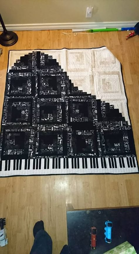 Log cabin piano quilt Musical Quilts Patterns, Music Quilts Patterns Ideas, Music Quilts Ideas, Black And White Quilt Patterns, Piano Quilt, White Quilt Patterns, Crochet Blanket Black, Music Quilts, Music Quilt