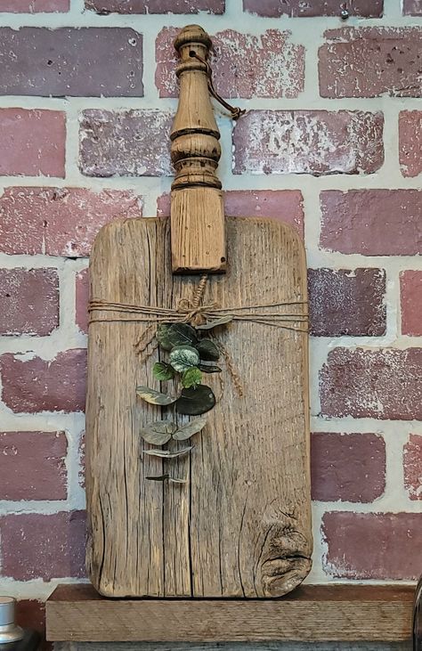 Bread Boards Decor Ideas, Buffett Ideas, Tapas Board, Wood Bread Board, Rustic Woodworking Projects, Reclaimed Wood Diy, Antique Kitchen Utensils, Wood Risers, French Stencil