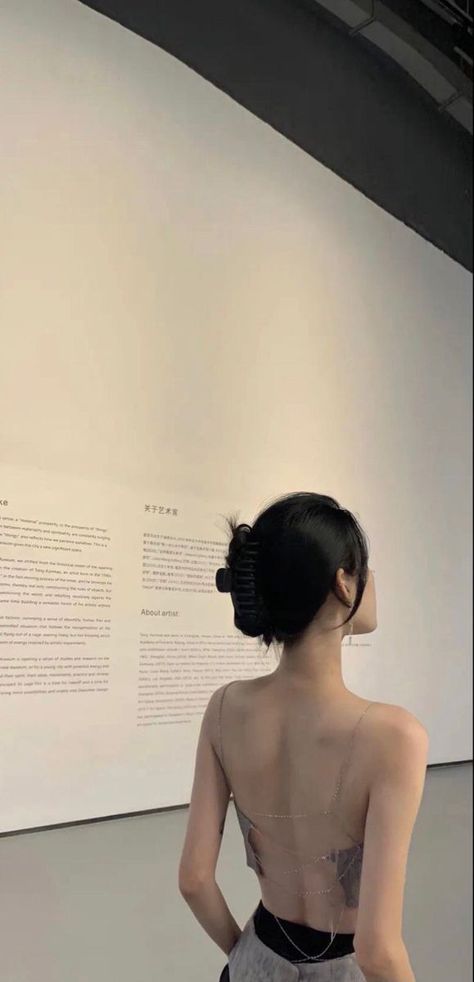 Body Aesthetics Girl, Korean Girl Body, Nails Selfie, Museum Date, Beauty Hairstyles, Girl's Back, Backless Top, Woman Back, Uzzlang Girl