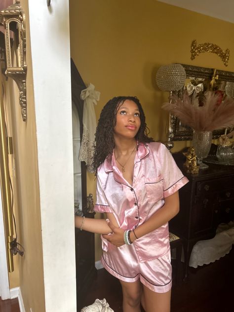 Pajama Set Black Women, Pink Silk Pjs Aesthetic, Silk Pajamas Black Women, Pink Pjs Aesthetic Party, Pajama Party Black Women, Satin Pajamas Aesthetic, Silk Pajamas Aesthetic, Matching Pajamas Friends Sleepover Pink, Matching Pajamas Friends Sleepover Black