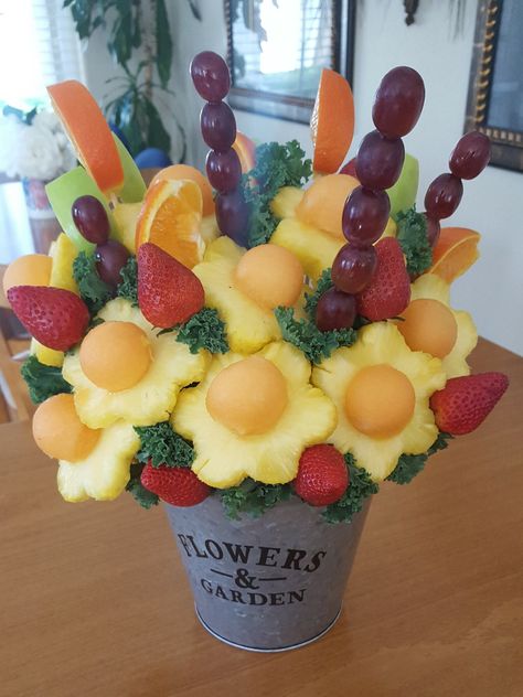 Edible Arrangements Diy, Fruit Bouquet Ideas, Edible Fruit Arrangements, Edible Centerpieces, Food Bouquet, Fruit Creations, Edible Bouquets, Diy Edible, Diy Arrangements