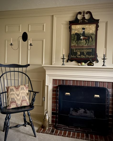 Early American Interior Design, American House Interior, American Colonial Interior, Early American Decorating, Traditional Fireplaces, Colonial Home Interior, Primitive Fireplace, American Interior Design, Primitive Home Decorating