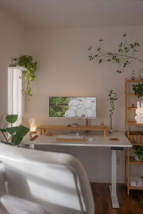 A cozy home office with an aesthetic desk setup, computer, chair, and decorative plants under soft illumination. Creative Desk Setup, Japandi Desk Setup, Cosy Desk Setup, Aesthetic Table Setup, Minimal Desk Setup, Cozy Workspace, Minimal Desk, Positive Environment, Creative Desks