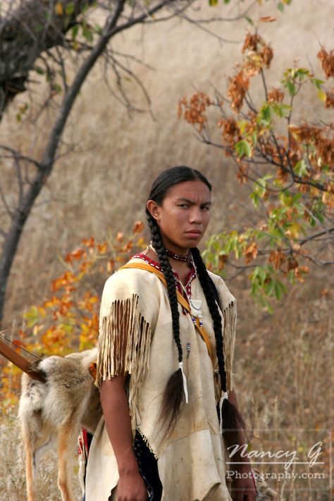 Native American Braids, Native American Photography, Native American Woman, Native American Images, Native American Men, Native American Pictures, Into The West, Native American Photos, Native American Peoples