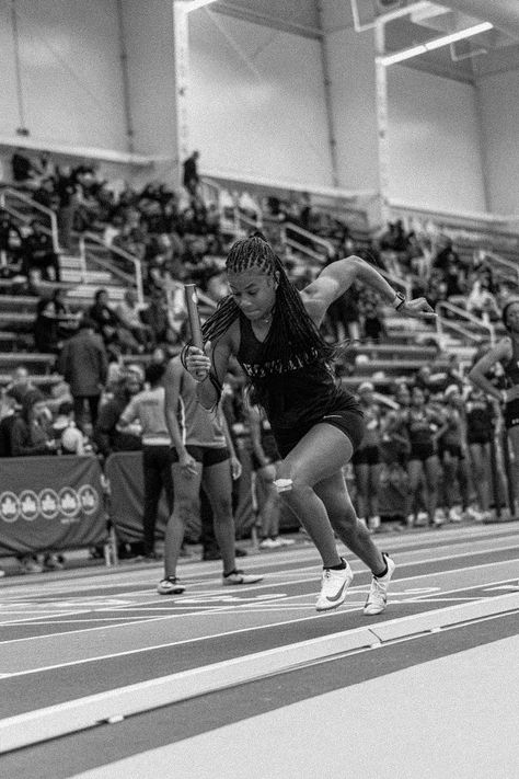 Triple Jump Aesthetic, Track Field Photography, Senior Picture Ideas Track And Field, Track Girls Aesthetic, Track And Field Photography, Track Girl Aesthetic, Track Asethic, Track Friend Pictures, Track Meet Pictures