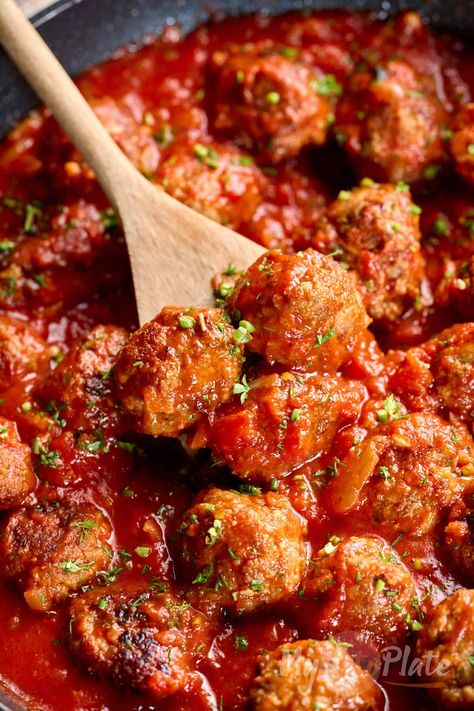 In just 30 minutes, whip up this authentic Italian meatballs recipe that promises to be a dinner favorite for everyone at the table. Perfectly moist, tender, and drenched in a rich tomato sauce, these meatballs Best Italian Meatball Recipe, Authentic Italian Meatballs, Moist Meatballs, Tomato Sauce For Meatballs, Keto Meatballs, Italian Meatballs Recipe, Italian Tomato Sauce, Easy Appetizers, Italian Meatballs