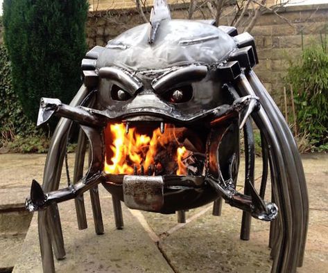 Give your yard a menacing look that’ll scare off all the neighbors by lighting… Upcycled Fire Pit, Welding Ideas, Outdoor Fire Pit Designs, Fire Pit Ring, Metal Fire Pit, Cool Fire Pits, Design And Technology, Fire Pit Designs, Deco Originale