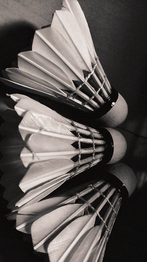 Yonex Wallpaper, Badminton Black And White, Yonex Badminton Wallpaper, Badminton Wallpaper Iphone, Wallpaper Badminton Aesthetic, Badminton Aesthetic Wallpaper, Badminton Wallpaper Aesthetic, Badminton Racket Aesthetic, Badminton Court Aesthetic