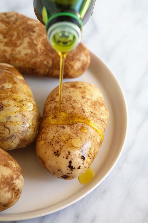 Oven Baked Potatoes Recipes, Baked Potatoes In The Oven, Oven Baked Potatoes, Bake Potato, 15 Min Meals, Potato Calories, Potatoes In The Oven, Crock Pot Baked Potatoes, Grilled Peppers And Onions