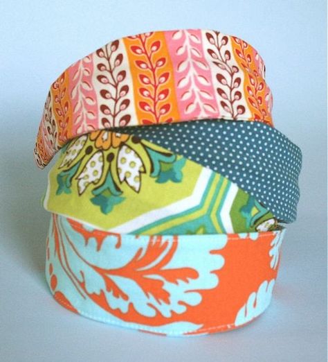 DIY fabric headband covers I've posted before about my headband saga . I love the look of ready made headbands (on other people) but they r... Sewing Headbands, Polka Dot Headband, Headband Tutorial, Plastic Headband, Fabric Headbands, Cute Headbands, Diy Headband, Headband Pattern, Barn Quilts